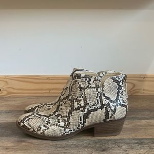 Michael by Micheal Shannon “Nadya”snakeskin reptile printed ankle boots size 8.5